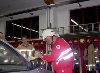 Übung mit dem Roten Kreuz Mötz – Verkehrsopfer mit Bergeschere geborgen Übung mit dem Roten Kreuz Mötz - Verkehrsopfer mit Bergeschere geborgen, Foto: Markus Dullnig