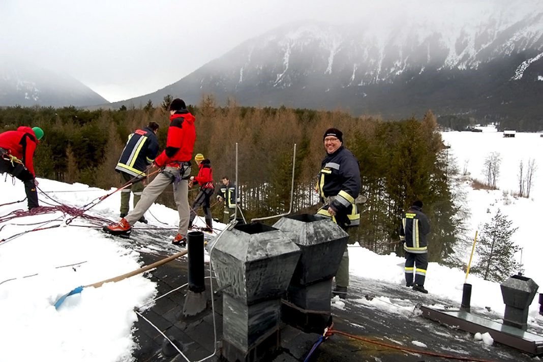 Hilfeleistung im Kaysers Barwies - Schneeräumen auf dem Hoteldach, Foto: Freiwillige Feuerwehr Mieming