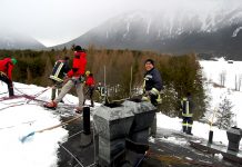 Hilfeleistung im Kaysers – Schneeräumen auf dem Hoteldach Hilfeleistung im Kaysers Barwies - Schneeräumen auf dem Hoteldach, Foto: Freiwillige Feuerwehr Mieming