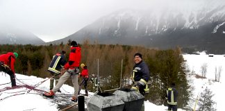 Hilfeleistung im Kaysers – Schneeräumen auf dem Hoteldach Hilfeleistung im Kaysers Barwies - Schneeräumen auf dem Hoteldach, Foto: Freiwillige Feuerwehr Mieming