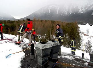 Hilfeleistung im Kaysers – Schneeräumen auf dem Hoteldach Hilfeleistung im Kaysers Barwies - Schneeräumen auf dem Hoteldach, Foto: Freiwillige Feuerwehr Mieming