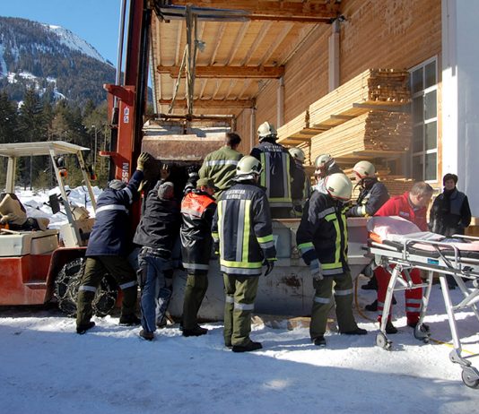Eingeklemmte Person in Obsteig – Erstversorgung durch den Notarzt Eingeklemmte Person in Obsteig - Erstversorgung durch den Notarzt, Foto: Freiwillige Feuerwehr Mieming