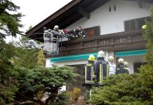 Feuerwehren und Rotes Kreuz – Personenbergung mittels Drehleiter Feuerwehren und Rotes Kreuz - Personenbergung mittels Drehleiter, Foto: Freiwillige Feuerwehr Mieming