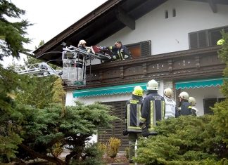 Feuerwehren und Rotes Kreuz – Personenbergung mittels Drehleiter Feuerwehren und Rotes Kreuz - Personenbergung mittels Drehleiter, Foto: Freiwillige Feuerwehr Mieming