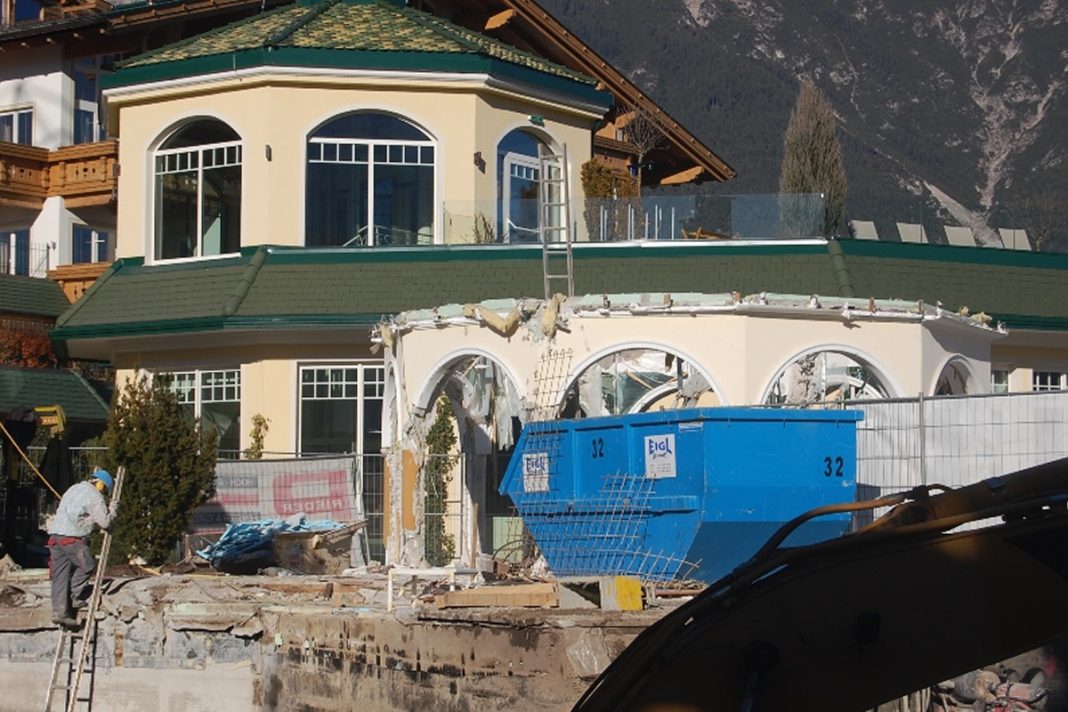 Hotel Schwarz - Staub von Umbauarbeiten löste Alarm aus, Foto: FF Mieming