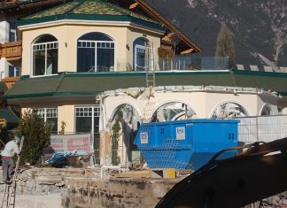 Hotel Schwarz – Staub von Umbauarbeiten löste Alarm aus Hotel Schwarz - Staub von Umbauarbeiten löste Alarm aus, Foto: FF Mieming