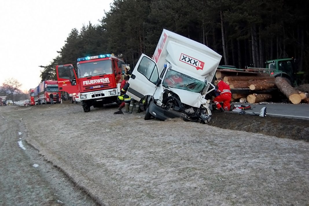 Schwerer Verkehrsunfall auf der B 189 - Eingeklemmter LKW-Fahrer Geborgen, Foto: Freiwillige Feuerwehr Mieming