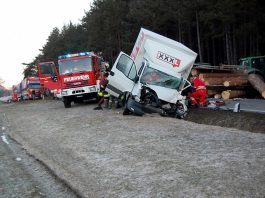 Schwerer Verkehrsunfall auf der B 189 – Bergung von eingeklemmtem LKW-Fahrer Schwerer Verkehrsunfall auf der B 189 - Eingeklemmter LKW-Fahrer Geborgen, Foto: Freiwillige Feuerwehr Mieming