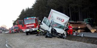 Schwerer Verkehrsunfall auf der B 189 – Bergung von eingeklemmtem LKW-Fahrer Schwerer Verkehrsunfall auf der B 189 - Eingeklemmter LKW-Fahrer Geborgen, Foto: Freiwillige Feuerwehr Mieming