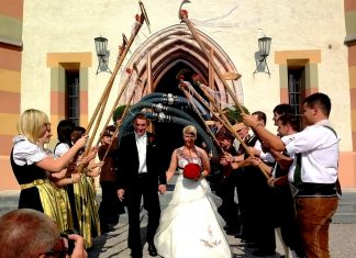 Die Feuerwehr gratuliert: Unser Kommandant Alex & Petra haben geheiratet Die Feuerwehr gratuliert: Unser Kommandant Alex & Petra haben geheiratet, Foto: Freiwillige Feuerwehr Mieming