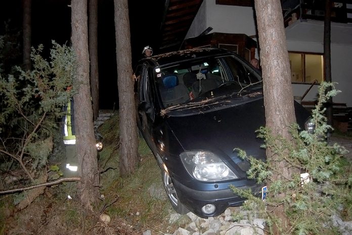 Abend-Einsatz - Hilfeleistung Fahrzeugbergung, Foto: Freiwillige Feuerwehr Mieming Abend-Einsatz - Hilfeleistung Fahrzeugbergung, Foto: Freiwillige Feuerwehr Mieming