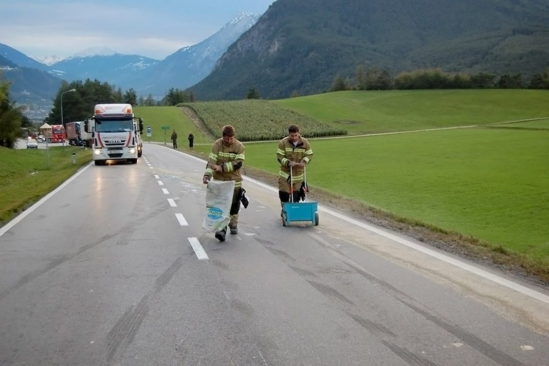 Mötzer Landstrasse Höhe Locherboden - Ölbinden nach Verkehrsunfall, Foto: Freiwillige Feuerwehr Mieming