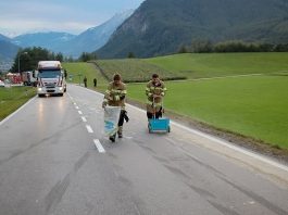 Höhe Parkplatz Locherboden – Ölbinden nach Verkehrsunfall Mötzer Landstrasse Höhe Locherboden - Ölbinden nach Verkehrsunfall, Foto: Freiwillige Feuerwehr Mieming