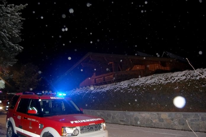 Wintereinbruch in Tirol - Umgestürzte Bäume und Schnee, Foto: Freiwillige Feuerwehr Mieming Wintereinbruch in Tirol - Umgestürzte Bäume und Schnee, Foto: Freiwillige Feuerwehr Mieming