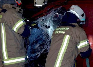 Technische Einsatzübung – Brennender PKW beim Gasthof Post Technische Einsatzübung - Brennender PKW beim Gasthof Post, Foto: Freiwillige Feuerwehr Mieming