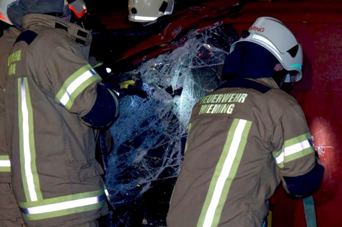 Technische Einsatzübung - Brennender PKW beim Gasthof Post, Foto: Freiwillige Feuerwehr Mieming