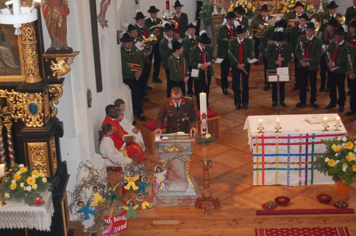 Florianifeier 2014 in Barwies - Einmarsch fiel ins Wasser, Foto: FF Mieming