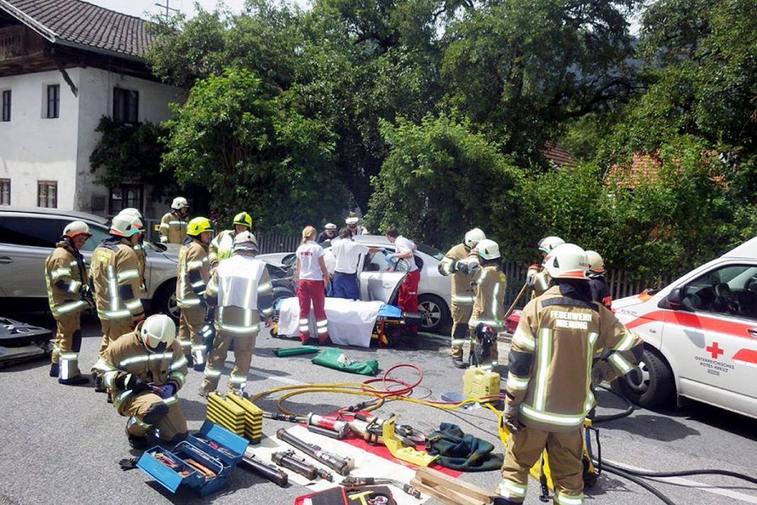 Schwerer Verkehrsunfall auf der B189 - Höhe Fronhausen, Foto: FF Mieming