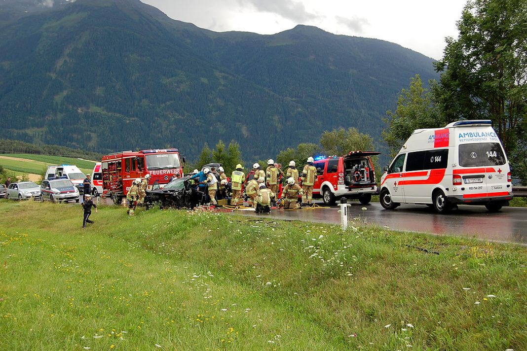 Verkehrsunfall mit eingeklemmter Person - L 236 "Mötzer Landesstrasse", Foto: FF Mieming