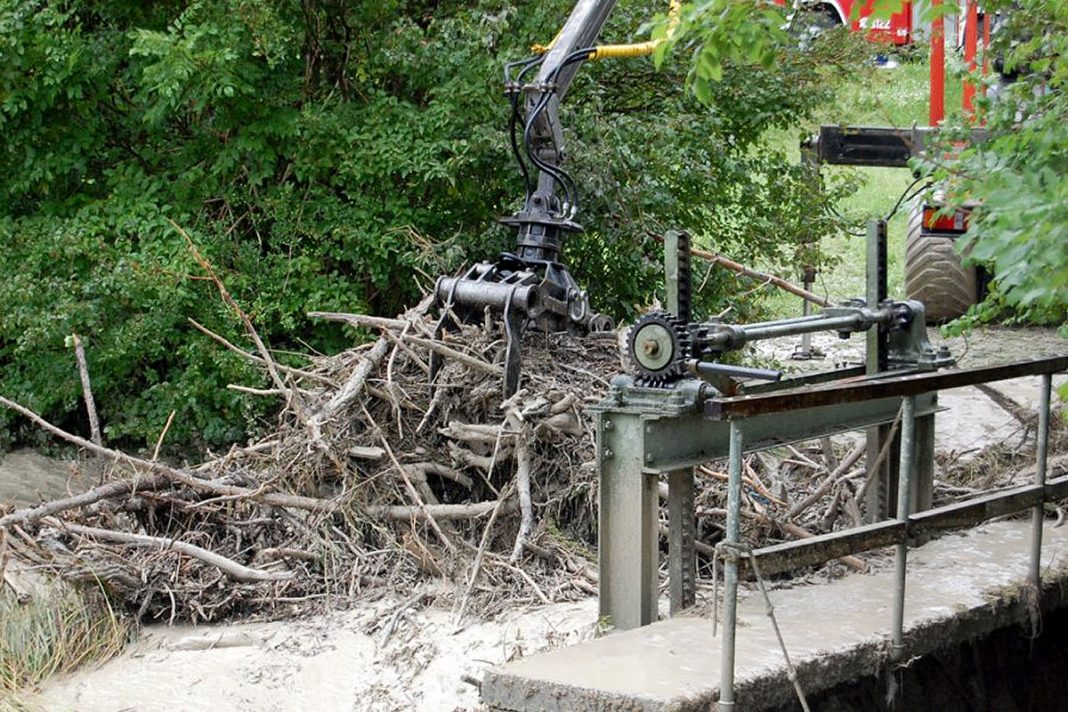 Verklausung am Lehnbach - Bach trat über die Ufer, Foto: FF Mieming