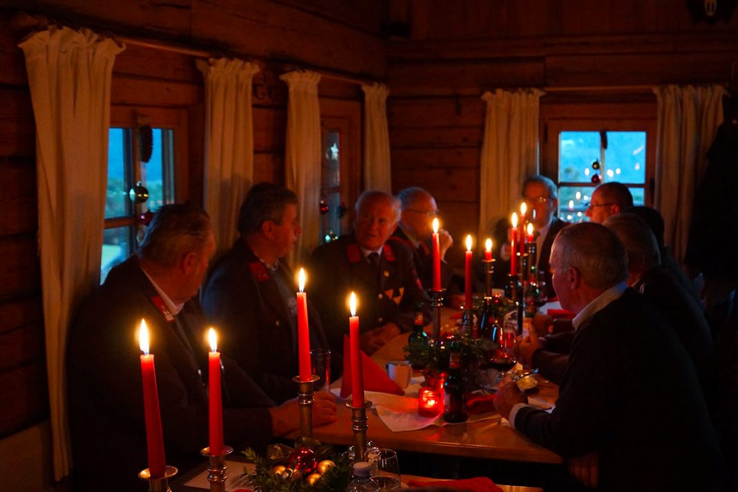 Weihnachtsfeier auf der Stöttlalm - Die Alten sind 