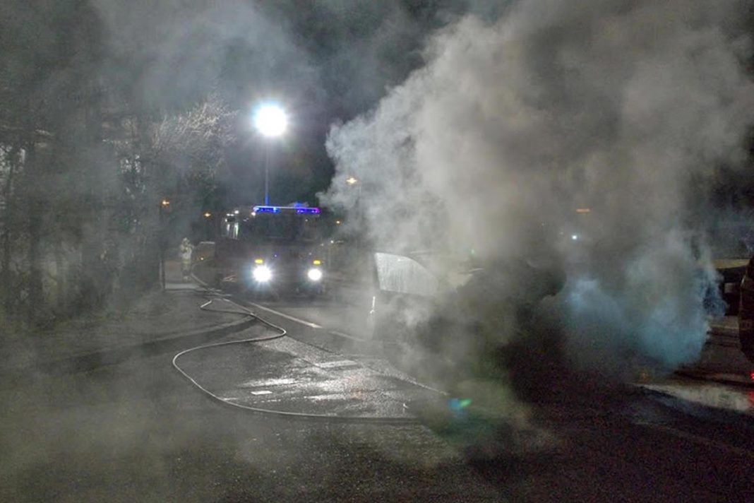 Nachteinsatz - Brennendes Auto auf der Mieminger Strasse, Übung, Foto: Andreas Fischer