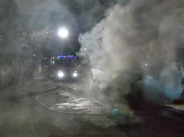 Nachteinsatz – Brennendes Auto auf der Mieminger Strasse Nachteinsatz - Brennendes Auto auf der Mieminger Strasse, Übung, Foto: Andreas Fischer