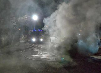 Nachteinsatz – Brennendes Auto auf der Mieminger Strasse Nachteinsatz - Brennendes Auto auf der Mieminger Strasse, Übung, Foto: Andreas Fischer