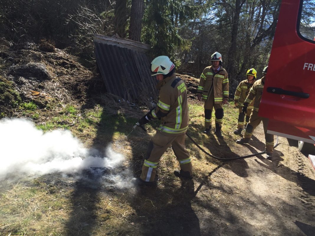 Kleiner Brand im Freien Untermieming 08-04-2015