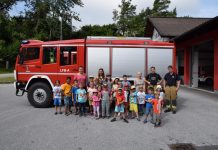 Sommerkindergarten besucht die Feuerwehr Mieming