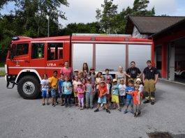 Sommerkindergarten besucht die Feuerwehr Mieming
