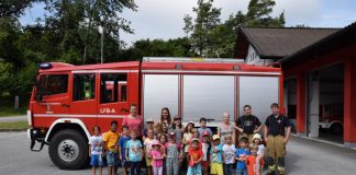 Sommerkindergarten besucht die Feuerwehr Mieming