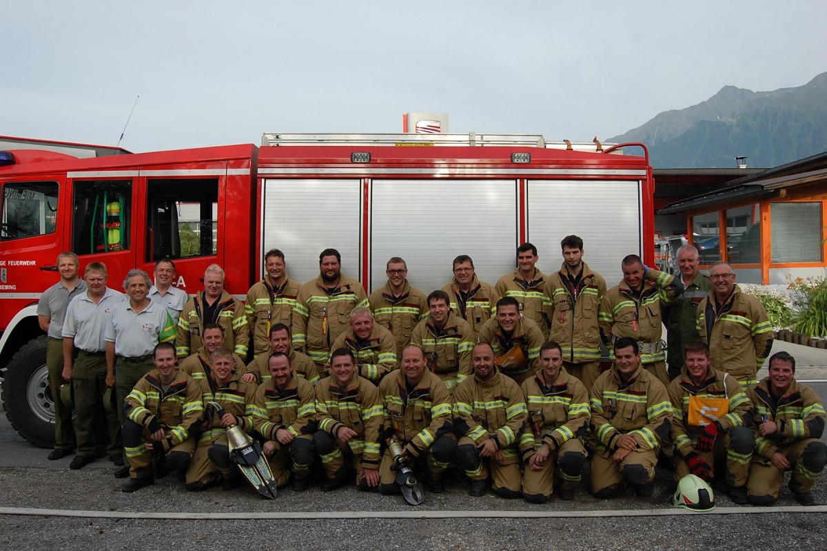 Gruppenbild aller Gruppen mit Bewerterteam