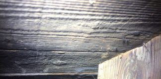 Gelöschter Brand neben Kamin