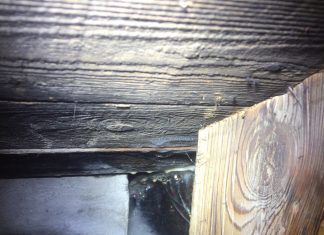 Gelöschter Brand neben Kamin