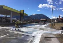 Fahrbahnreinigung nach LKW Unfall auf der B189 Höhe Avanti Tankstelle