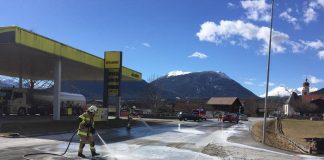 Fahrbahnreinigung nach LKW Unfall auf der B189 Höhe Avanti Tankstelle