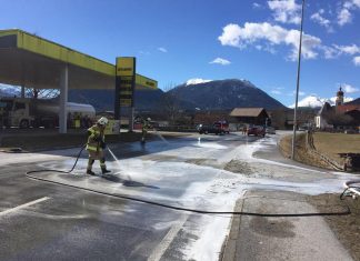 Fahrbahnreinigung nach LKW Unfall auf der B189 Höhe Avanti Tankstelle