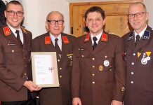 Feuerwehr-Senioren-Weihnachtsfeier – Walter Thaler wird für 70jährige Mitgliedschaft geehrt von links: Fw-Kommandant Alexander Sagmeister,Walter Thaler, Kommandant St. Stefan Weber und Bgm. Dr. Franz Dengg. Foto: Andreas Fischer