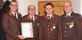 Feuerwehr-Senioren-Weihnachtsfeier – Walter Thaler wird für 70jährige Mitgliedschaft geehrt von links: Fw-Kommandant Alexander Sagmeister,Walter Thaler, Kommandant St. Stefan Weber und Bgm. Dr. Franz Dengg. Foto: Andreas Fischer