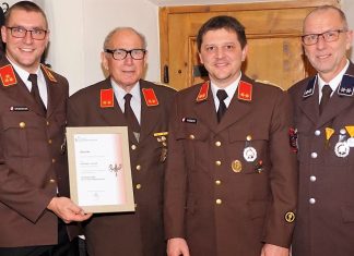 Feuerwehr-Senioren-Weihnachtsfeier – Walter Thaler wird für 70jährige Mitgliedschaft geehrt von links: Fw-Kommandant Alexander Sagmeister,Walter Thaler, Kommandant St. Stefan Weber und Bgm. Dr. Franz Dengg. Foto: Andreas Fischer