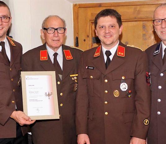 Feuerwehr-Senioren-Weihnachtsfeier – Walter Thaler wird für 70jährige Mitgliedschaft geehrt von links: Fw-Kommandant Alexander Sagmeister,Walter Thaler, Kommandant St. Stefan Weber und Bgm. Dr. Franz Dengg. Foto: Andreas Fischer