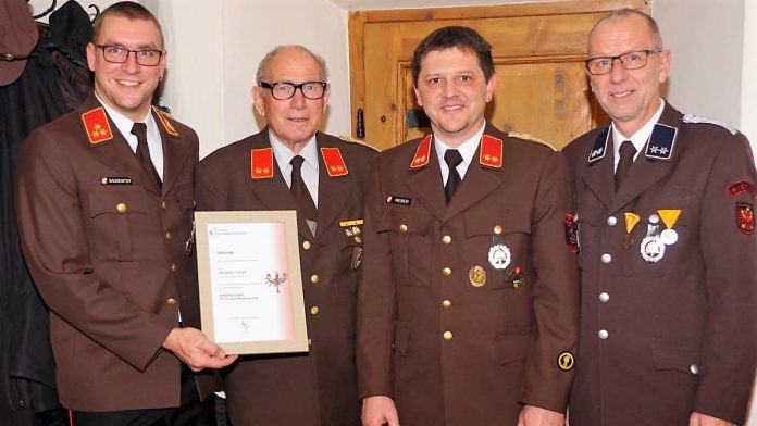 von links: Fw-Kommandant Alexander Sagmeister,Walter Thaler, Kommandant St. Stefan Weber und Bgm. Dr. Franz Dengg. Foto: Andreas Fischer