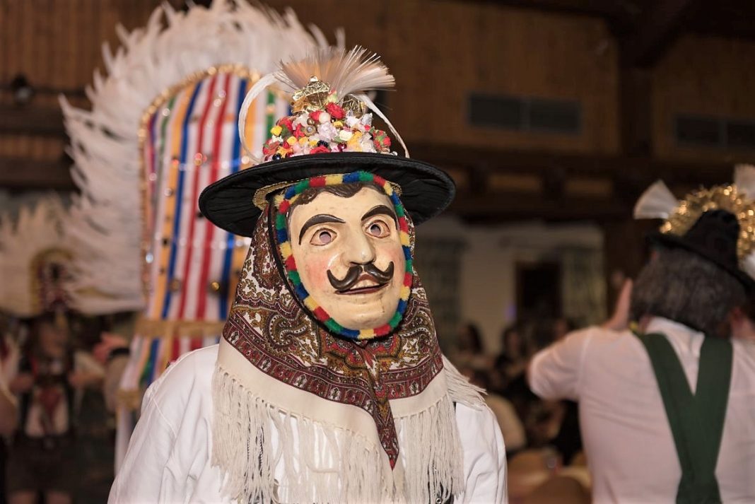 Die Brauchtumsgruppe aus Aldrans sorgte beim Feuerwehrball für bunte Bilder. Foto: Elias Kapeller