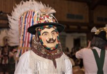 Feuerwehrball 2018 – Faschingsstimmung mit den Huttlern aus Aldrans Die Brauchtumsgruppe aus Aldrans sorgte beim Feuerwehrball für bunte Bilder. Foto: Elias Kapeller