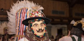 Feuerwehrball 2018 – Faschingsstimmung mit den Huttlern aus Aldrans Die Brauchtumsgruppe aus Aldrans sorgte beim Feuerwehrball für bunte Bilder. Foto: Elias Kapeller