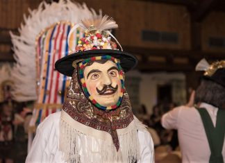 Feuerwehrball 2018 – Faschingsstimmung mit den Huttlern aus Aldrans Die Brauchtumsgruppe aus Aldrans sorgte beim Feuerwehrball für bunte Bilder. Foto: Elias Kapeller