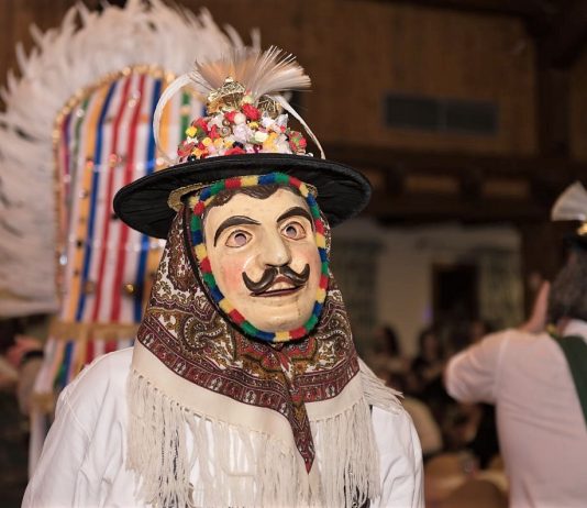 Feuerwehrball 2018 – Faschingsstimmung mit den Huttlern aus Aldrans Die Brauchtumsgruppe aus Aldrans sorgte beim Feuerwehrball für bunte Bilder. Foto: Elias Kapeller