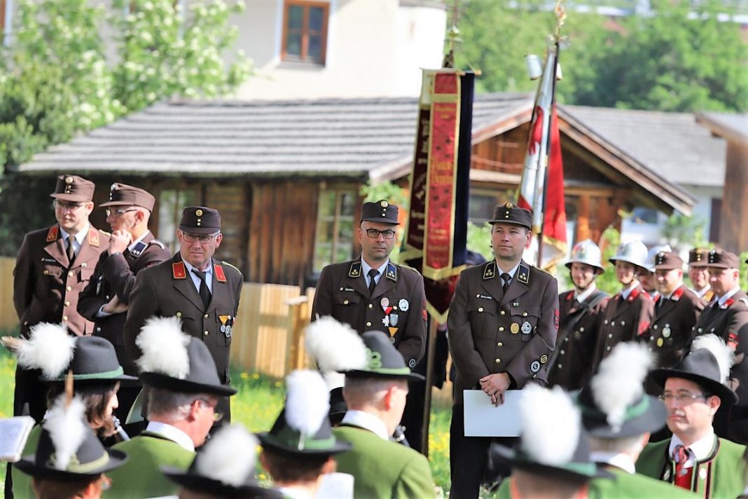 Bei der Florianifeier wurden Klaus Scharmer, Wolfgang Schatz und Markus Dullnig für ihre Leistungen geehrt. Foto: Knut Kuckel