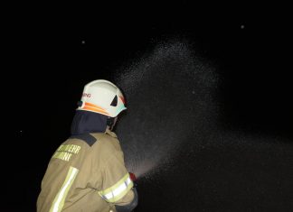 Übung zu Strahlrohrführung und Menschenrettung